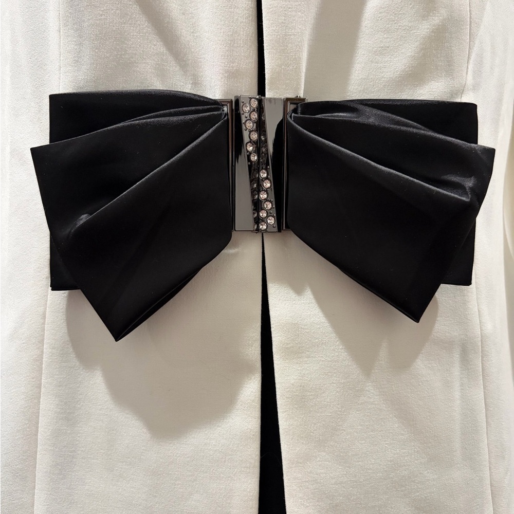 👠Host Pick👗Chic Cream Blazer with Black Satin Bow Detail - Picture 5 of 6